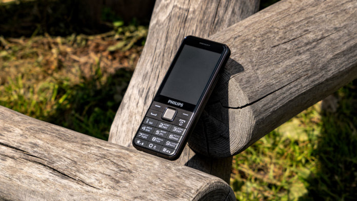 Мобильный телефон Philips Xenium E590 (CTE590BK/00)