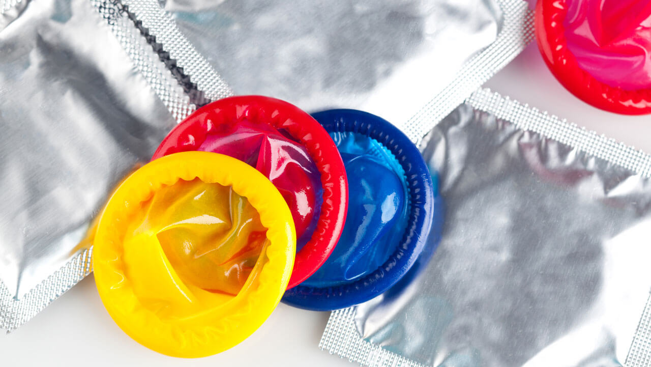 Лучшие презервативы 2021: рейтинг надежности и удобства.