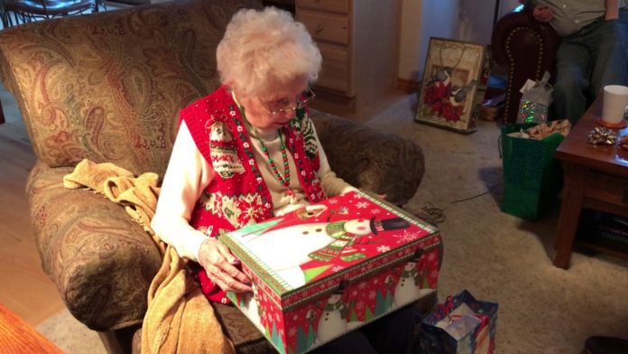 Что можно подарить бабушке на Новый год: лучшие идеи подарков от внучки, от внука