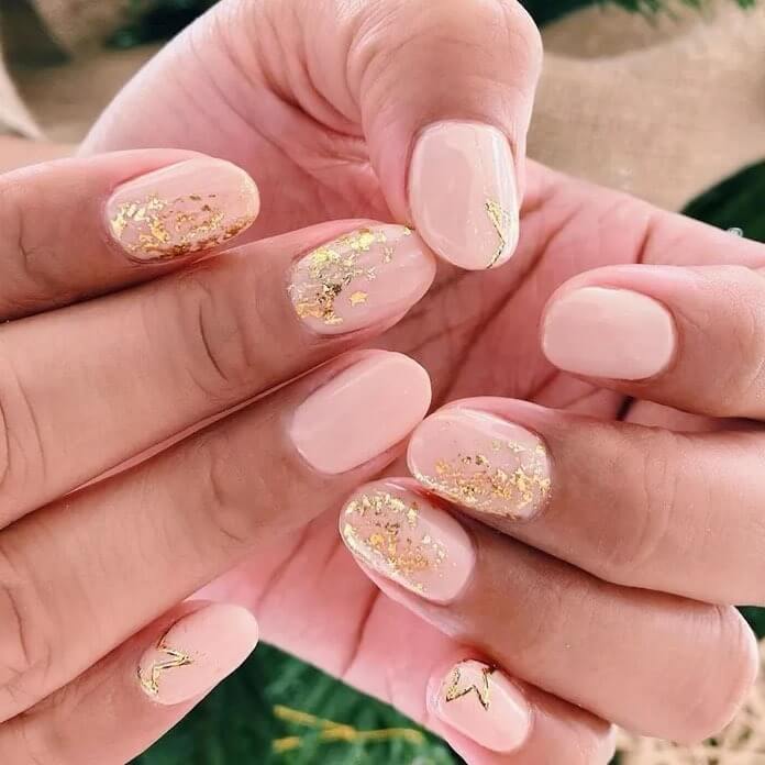 Нюдовые ногти с золотым напылением