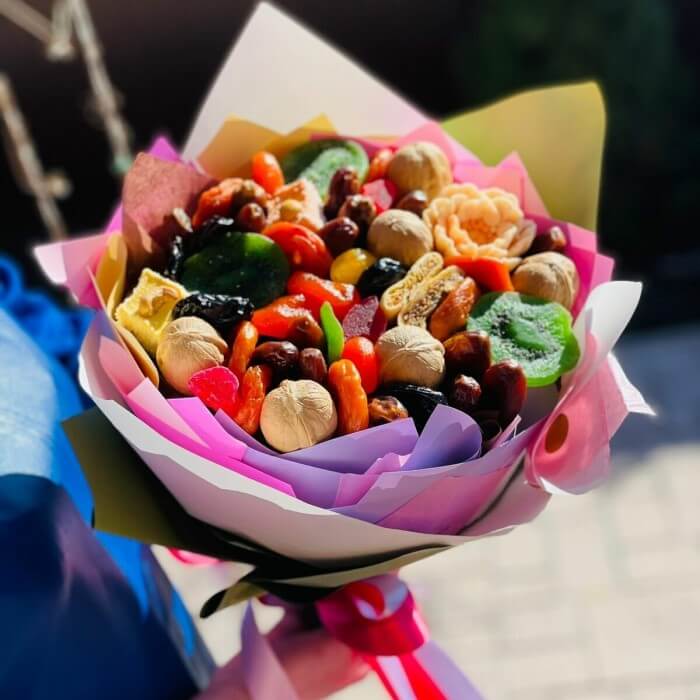 Букет цветов из шоколада и сухофруктов