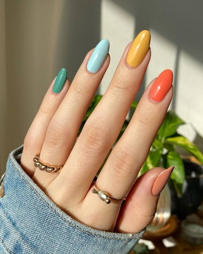 Разноцветные ногти в стиле ретро