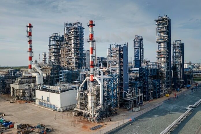 Омский нефтеперерабатывающий завод Омский нефтеперерабатывающий завод, крупнейший в РФ